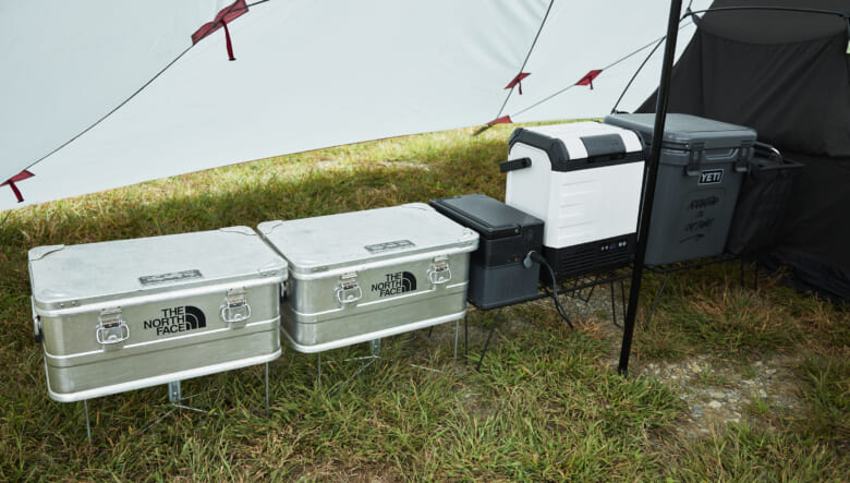 箱物はテント後ろに1列でレイアウト。オールパワーズのバッテリーも忘れずに。