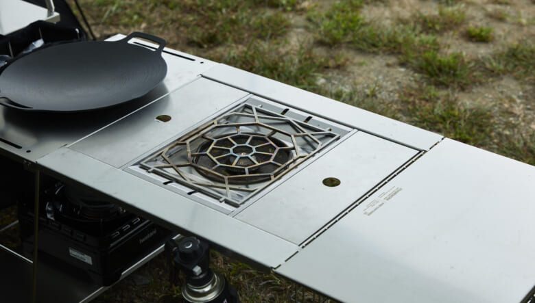 テーブルはスノーピークのフラットバーナーがシンデレラフィットする設計。