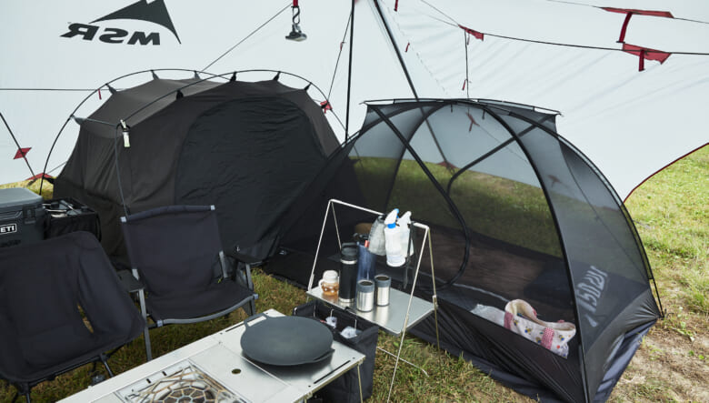 夜の寒さに備え、カンガルースタイルでサイトをレイアウト。2つのテントを入れ込むため、デッドスペースなく配置している点にも注目。