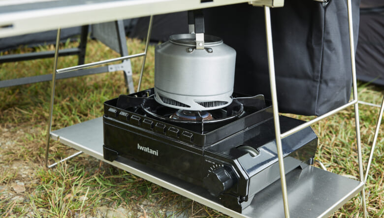 テーブルの脚部分にメッシュバスケットや収納棚が付く、便利なデザインも優秀。