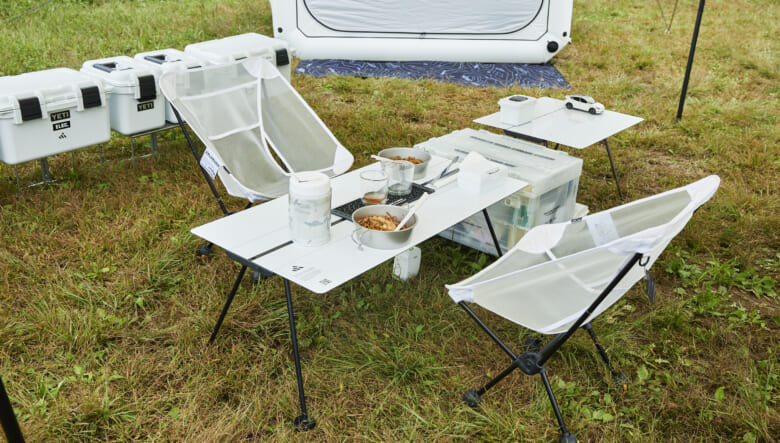 テーブルはDIYでカッティングシートを貼り、天板を白くしたそう。またチェアはヘリノックスの脚に韓国のインスタグラマーが展開するガレージブランドへオーダーしたシートを使用した。