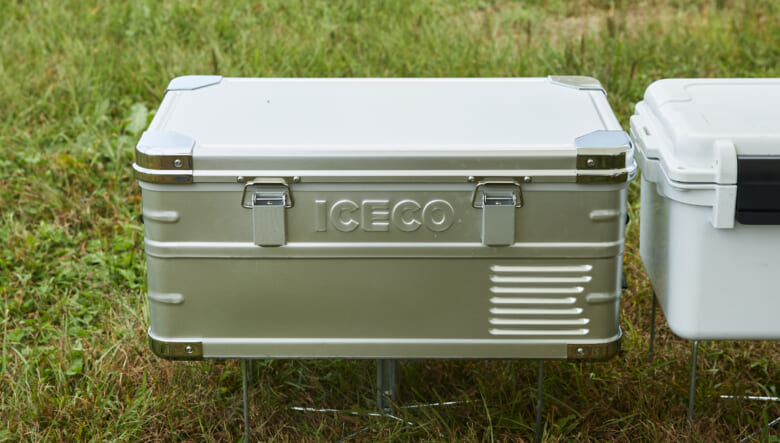 コンテナのようなデザインがソリッドな、アイセコの冷蔵庫。20L容量でアプリとの連携もできる。