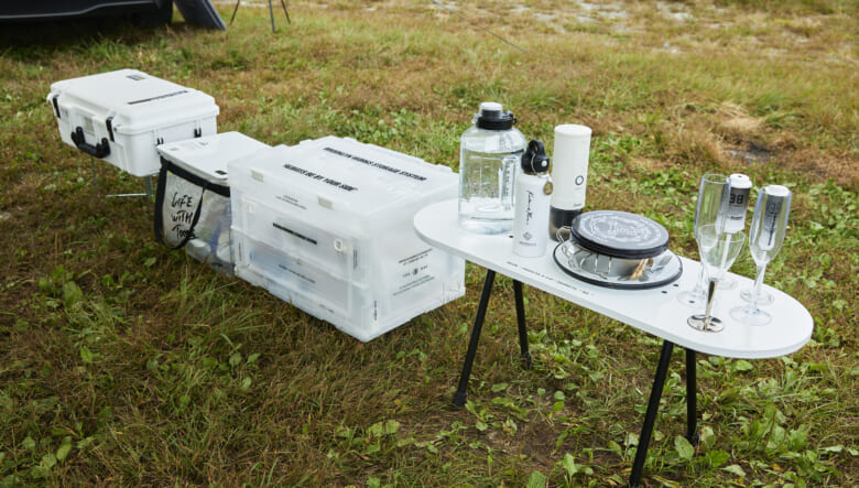 小物まですべて白! 半透明なコンテナはブルックリンワークスのアイテムで、収納のしやすさもピカイチ。