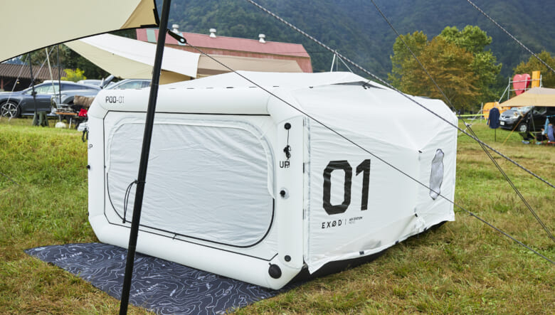 フランス新鋭ブランド、エグゾッドの最新作は、前後の大きな出入り口のほか、左右の窓も大きく開くパノラマビュー。