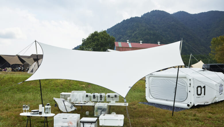 サンセットクライマックスのイベントで先行販売されたばかりというタープを早速設営。