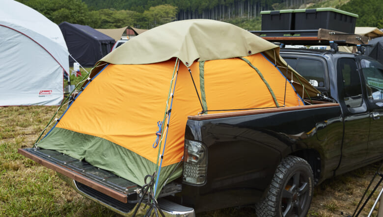 荷台に載せていたのは、JUNYAさんが寝床にしていたメスナーのテント。イタリアの山岳用テントで、ガイラインのギミックが唯一無二。