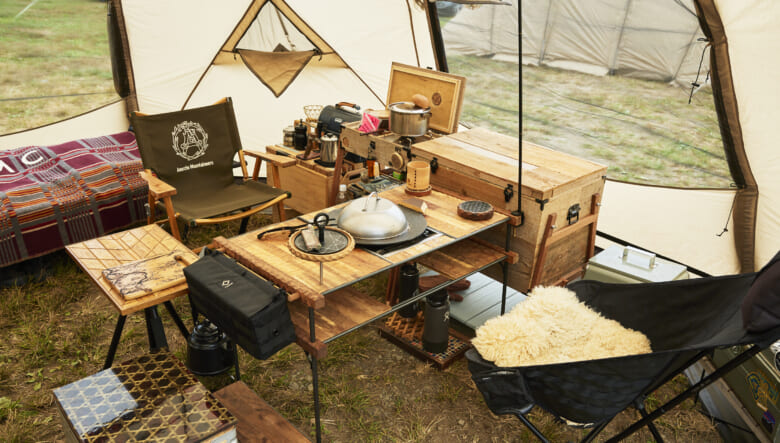 アイアンの棒とホームセンターなどで入手した木材で自作したというテーブルは、コールマンのクーラーボックスが入るウッドボックスとドッキング。