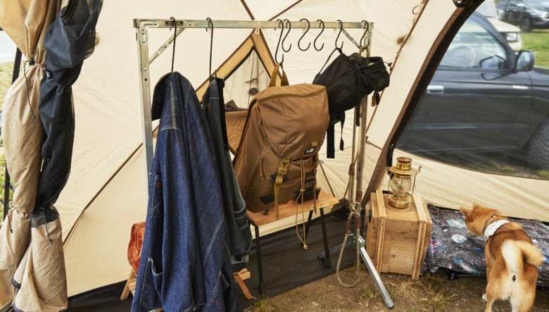 ポストジェネラルのラックにアウターやバッグ類を収納。天井の高いシェルターだからこそのレイアウトだ。