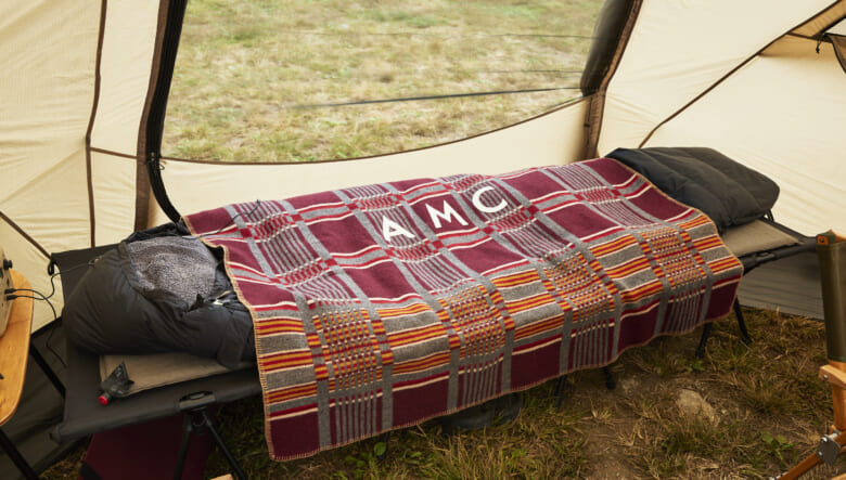 コットの上にはインテリアとしても優秀なホースブランケットリサーチのブランケット。