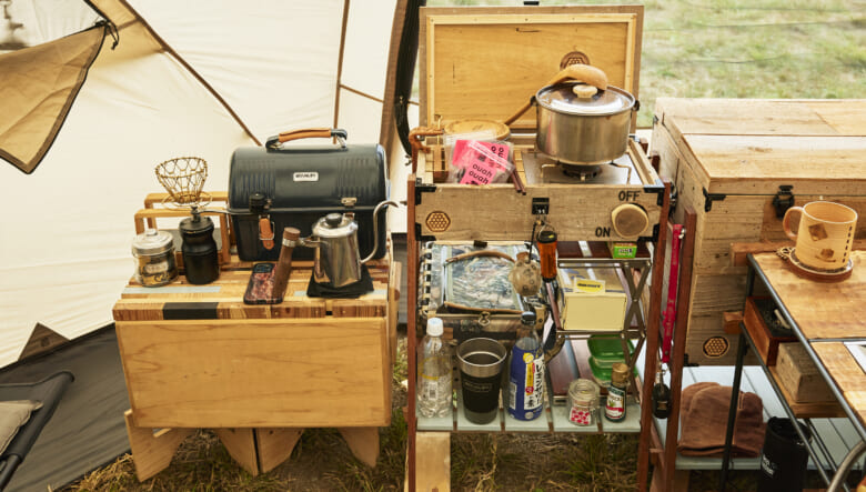 収納ラックの上にカスタム済みのシングルバーナーを置いてキッチンに。L字型に設置し、座ったままでも調理が可能。