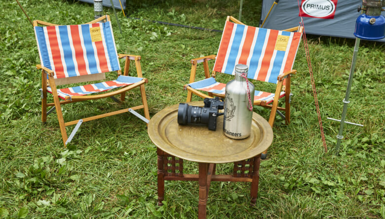 モンローのティーテーブルは脚を広げ天板を乗せるだけの簡単設計も嬉しい。置くだけでオシャレになるデザインもポイント。