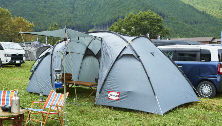 バイフロストH4という名前のとおり、左右にインナーが付き4人が寝泊まりできるプリムスのテント。