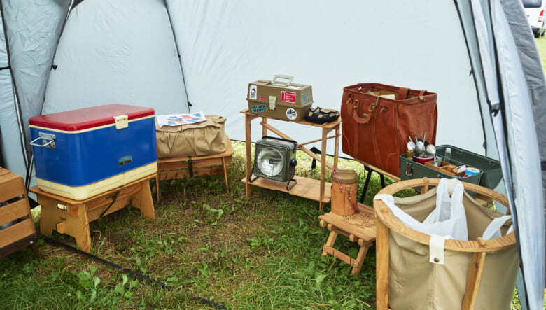 テント入り口向かって左は収納エリア。