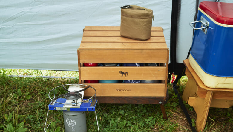 ウッドのテーブル奥には、細々としたアイテムを収納したカウブックスのボックスを設置。