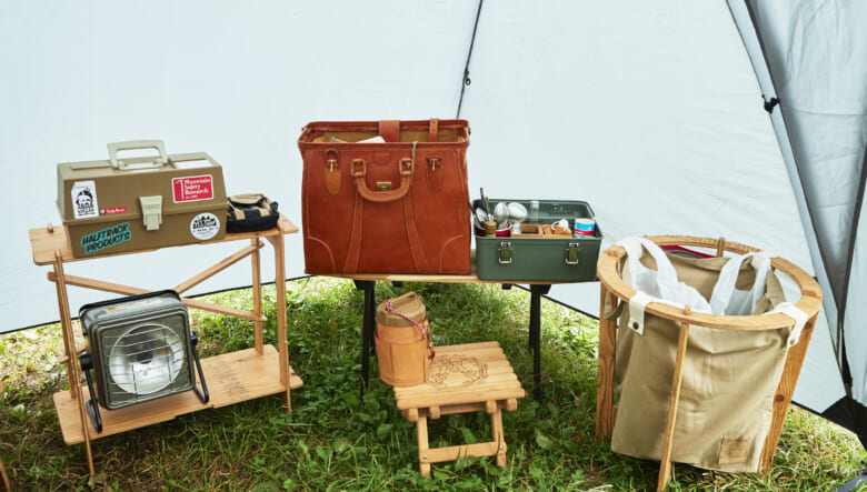 ヨカのウッドラックにはステッカーチューンしたヴィンテージのタックルボックスを置く。その隣にあるのは、こちらもヴィンテージのドクターバッグで、カトラリー収納に。