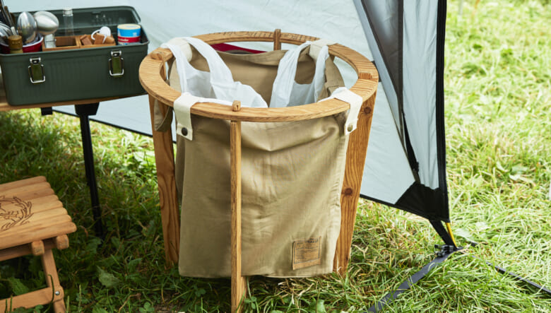 ゴミ箱もテイストを合わせたウッドベースのデザイン、ヨカ×シカクのアイテム。