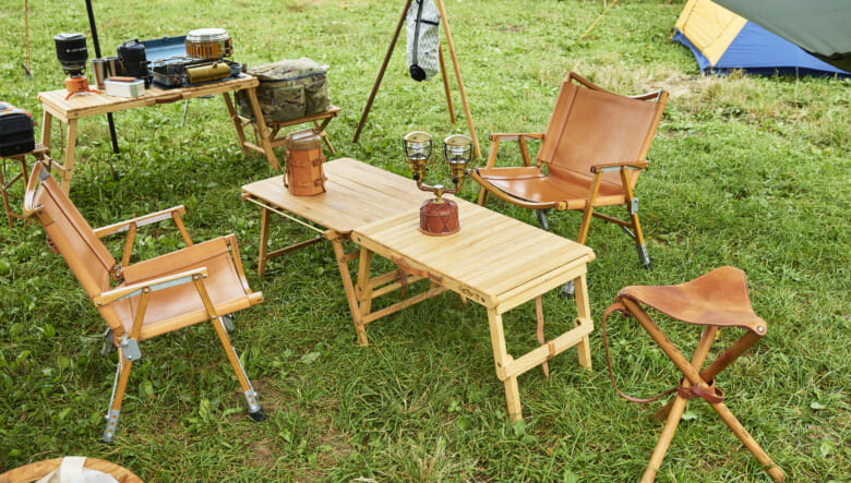 リビング中央のアディションテーブルは天板の長辺に真鍮素材のバーが付き、小物を引っ掛ける収納できる仕様。カーミットチェアはレザーの座面に張り替えている。