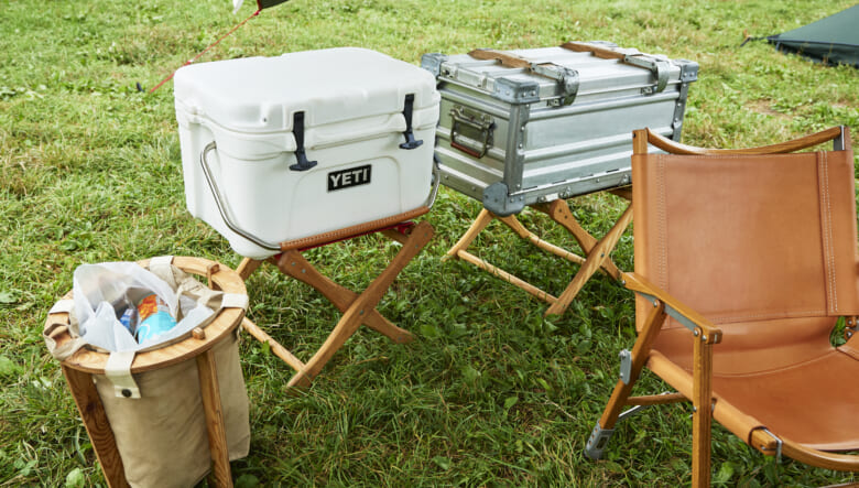 ネイタルデザイン別注のEI スツールにボックス系アイテムを配置。コンテナは小ぶりながら軍もので無骨さが◎。