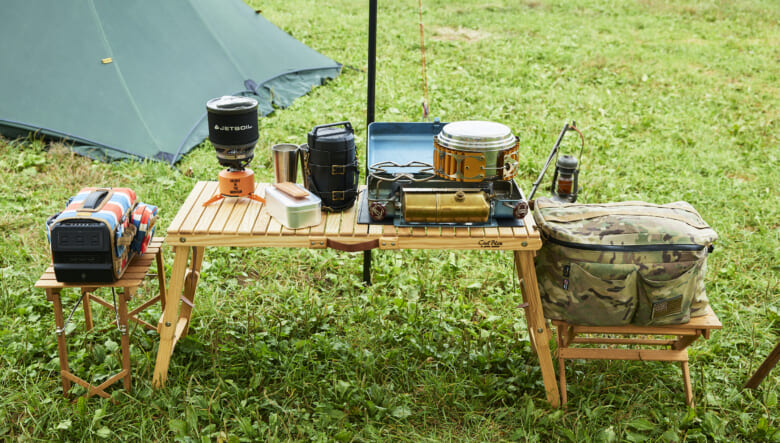 シエルブルーのテーブルをキッチン台として使い、コンパクトに無駄なくまとめた。