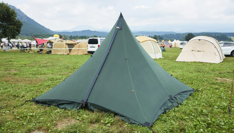 ミステリーランチ創設者が手がけていたバッグブランド、デイナデザインが販売していた4人用ワンポールテント。