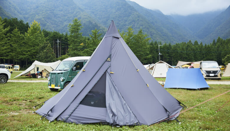 寒さにも強いコットン素材のテンティピ。薪ストーブもインストールできるため、これからの季節に活躍してくれる。