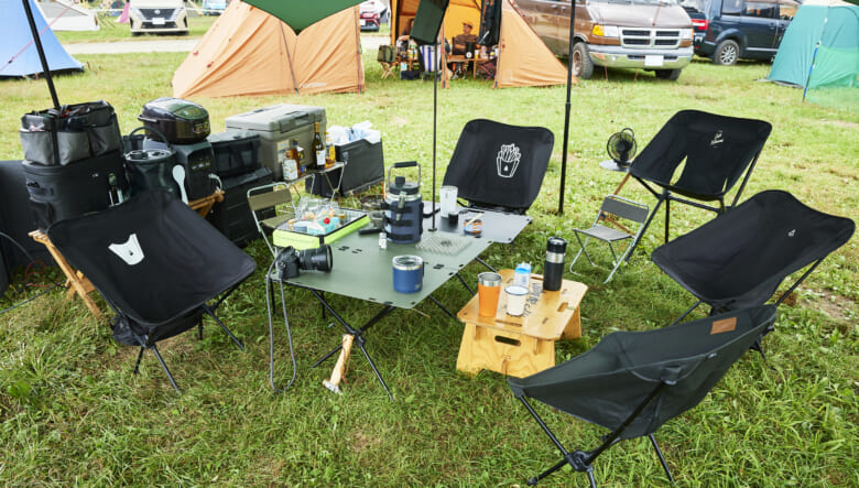 ヘリノックスのチェアはすべて黒で統一。中目黒のバンブーシュートでイラストをシルクスクリーンで入れてオリジナリティ感じる見た目に。