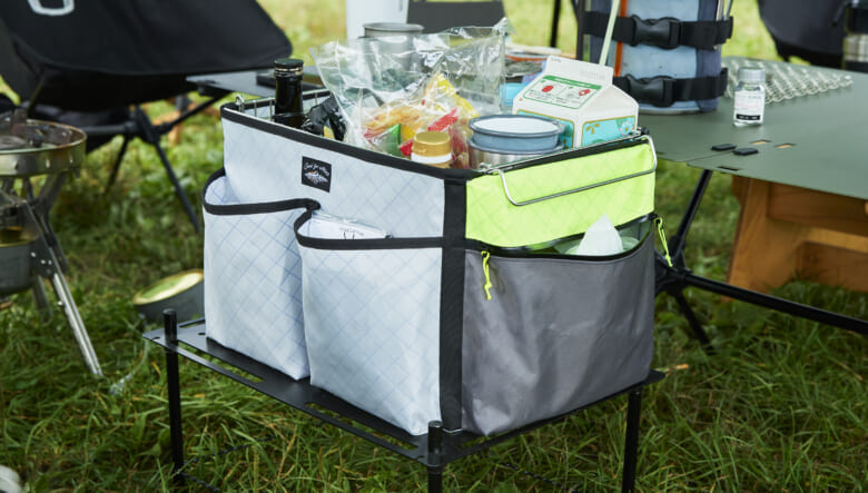 無印良品のワイヤーバスケットに、グッドフォーナッシングのカバーをオン。Xパックの素材感もスタイリッシュ。