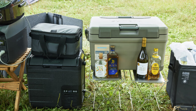 冷凍モードも完備し、氷を作ることができるイーノーの冷蔵庫とシマノのクーラーボックスで、グループの食材やお酒などを保管。