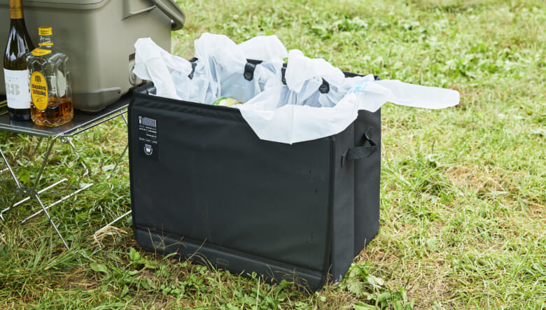 折り畳めるソフトコンテナにビニール袋を入れ、ゴミ箱として使用。サイトのレイアウトに合わせたブラックで見た目にも統一感が生まれた。