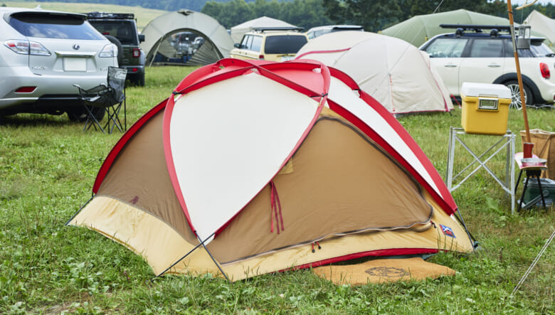 イベントのフリマで購入したモスのテントは年代モノ。