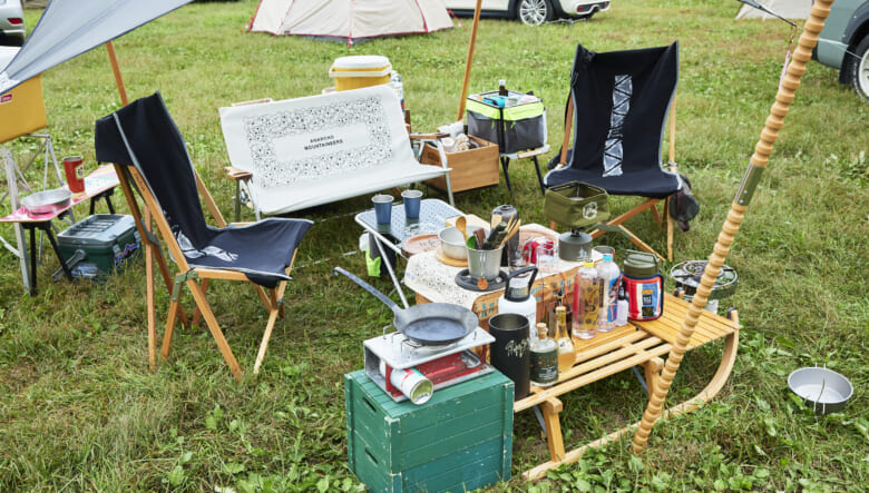 ベンチの座面もアナルコマウンテニアーズのコットン製カバーを掛け、チェアだけでも素材にまとまりが生み出された。