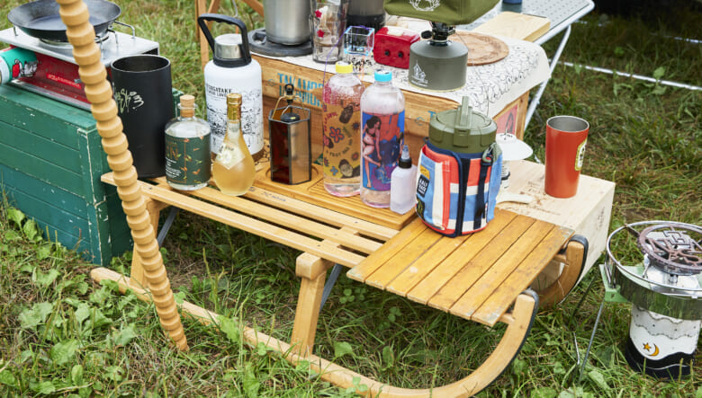 大きめのラックなどは使わず、お茶箱やソリ、木箱を使ってギアをディスプレイ。