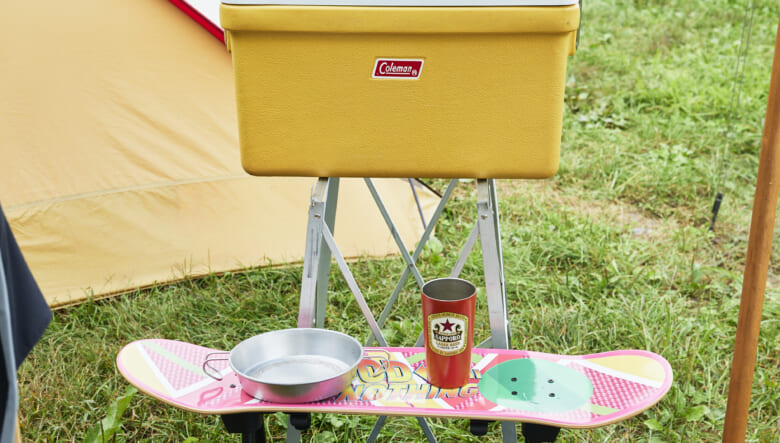 コールマンのクーラーボックスとジャグは古いコールマンのアイテム。ジャグは乾き物や食材を入れるボックスとして使っているそう。