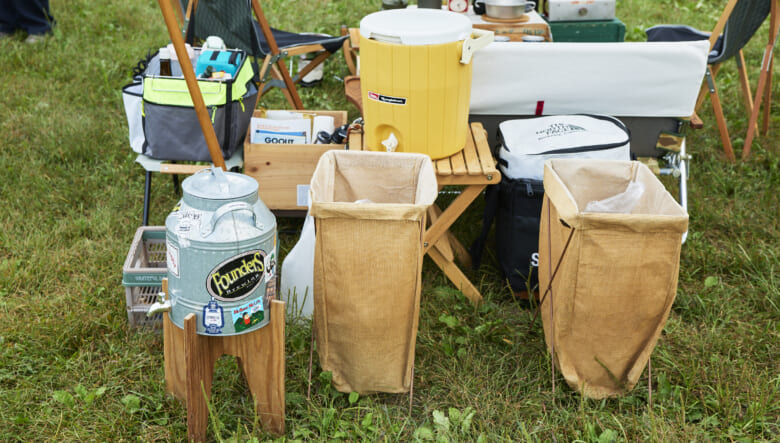 内側にビニール加工が施されたゴミ箱まで色を揃えた。