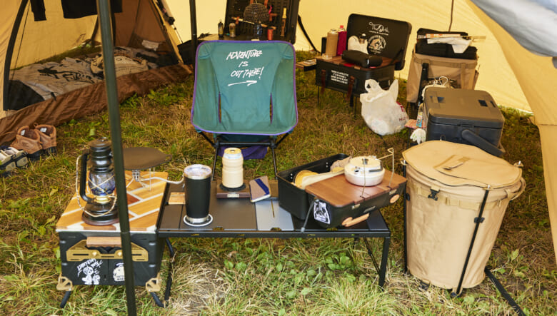 テーブルはスノーピークのシェルフコンテナにドッキングできる拡張パーツ。グレーのステンレスパーツがデザイン的にもGOOD。