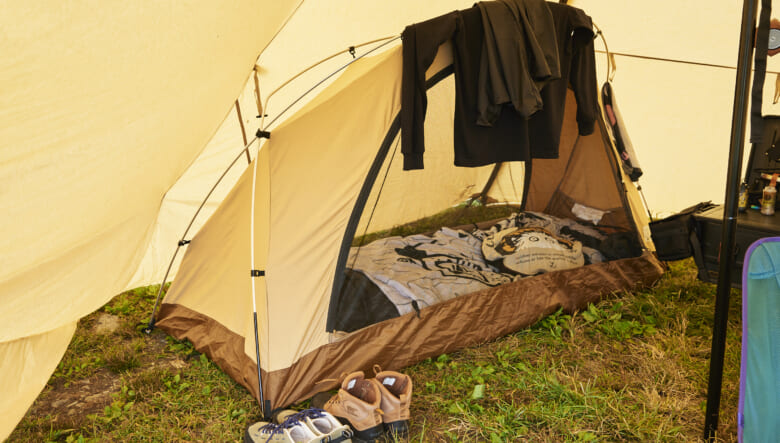 シェルターの壁に沿うような設計がされている、カンガルースタイル専用のテント。オールインワンでサイトを構成したい時にベストなアイテム。