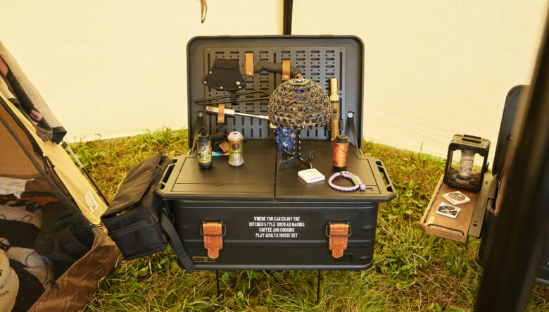 ベントラックスのコンテナはブラックをチョイス。木の天板を自作し、蓋裏にはトーホーワークスのパーツをセッティングすれば、作業台として使える仕様。