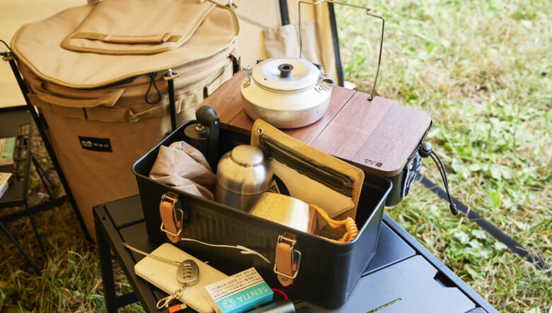 スタンレーのピクニックボックスに、ナカトミベースの天板を取り付けることで、コーヒーギア収納兼ドリップコーナーとしても使える。