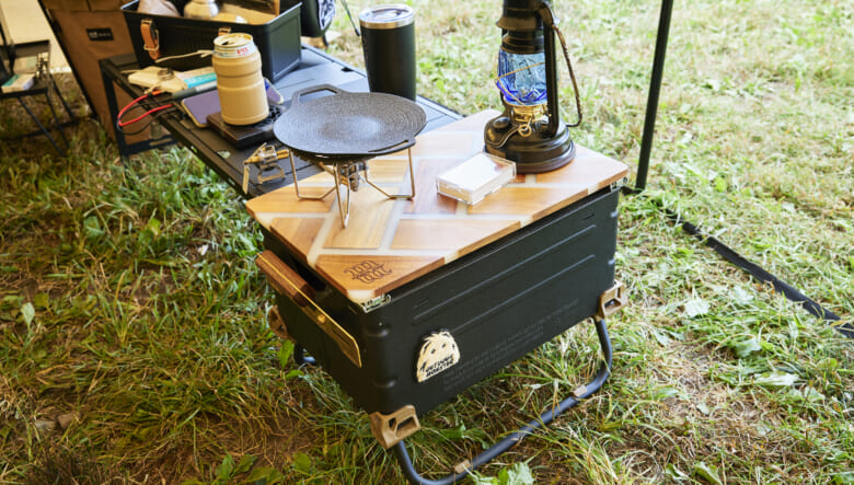 シェルフコンテナにはマタケンワークスのスライド式典版を取り付け、蓋上の荷物を避けることなく中身を取り出しできる。