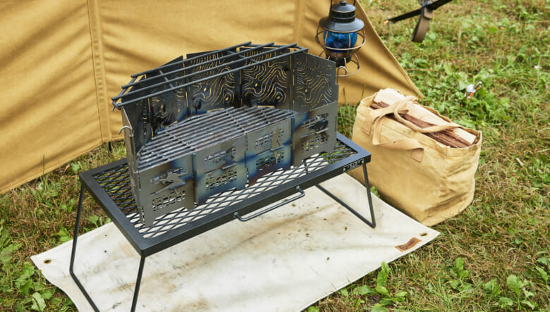 クイックキャンプの陣幕内側には、サンゾー工務店のロダンとアイアンーテーブルで焚き火スペースを確保。風を気にせず焚き火が楽しめる。