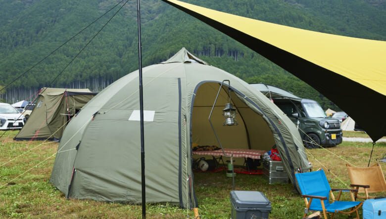 ときに突風もありえるふもとっぱら。万が一を想定して、ドームテントを選ぶヒトは多い。バランゲルドームはインナー別売りのモデルのため、コットで寝室を作り込み。そのぶんリビングスペースなども確保でき便利だそう。