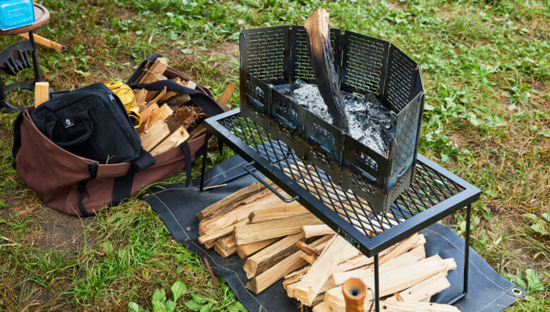 焚き火ギアはサンゾー工務店でひと揃え。