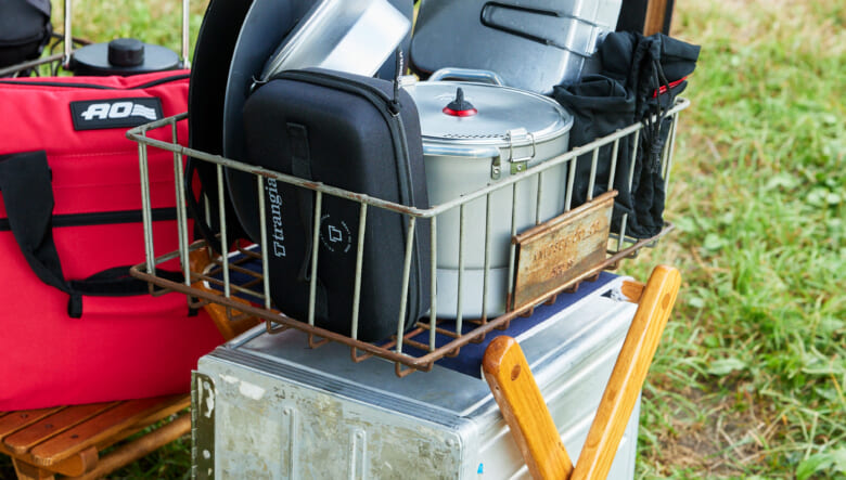 洗い物を置いているミルククレーとやスツール下に置いたギャレーボックスにはコーヒーギアや食器類が入っている。