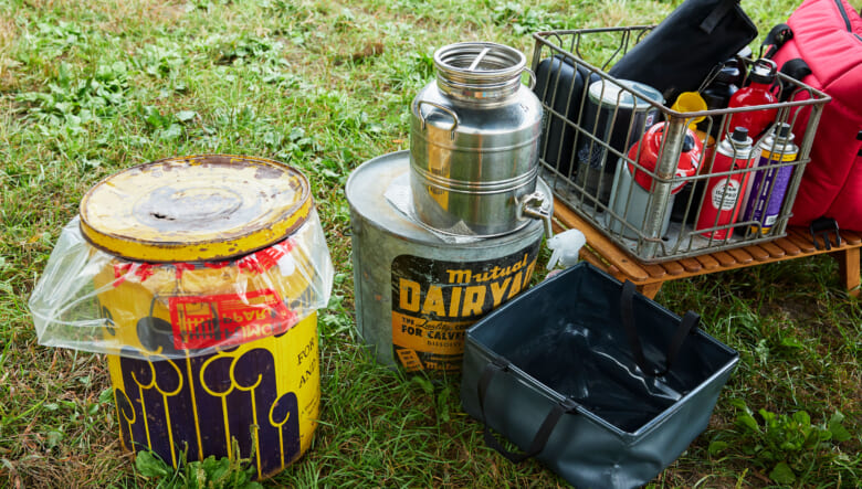 ジャグ台やゴミ箱として使っているのは、ヴィンテージの缶。行き帰りは収納としても。