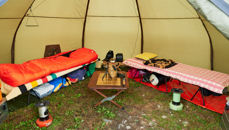 室内にはハの字でヘリノックスのコットを設置。底冷え対策と収納を兼ねてコット下にマットを敷くアイデアはぜひ真似したい。