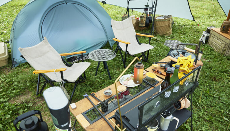 リビングのイスはふるさと納税でゲットした鎌倉天幕のもの。三脚テーブルを中央に置き、小物を置くスペースも確保。