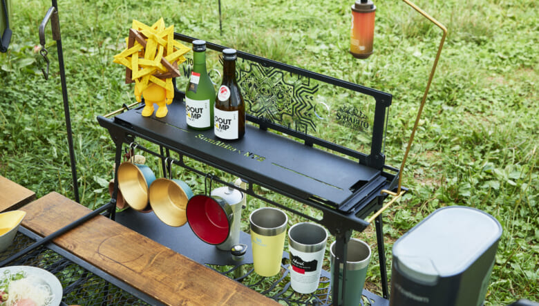 ソマビトとネイチャートーンズコラボのアイアンラックにお酒のボトルを並べ、タンブラーやシェラカップも常備。いつでも友人と乾杯できるスタイル。