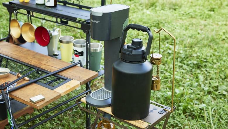 ネイチャートーンズのサイドテーブルには、ブルックリンワークスのジャグのほか、ソーダストリームも完備。いつでもサワーが完成！