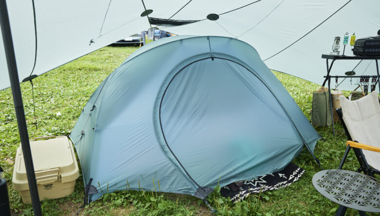 ライトロック2Pは2人用のテント。シェルターの中にインストールし、カンガルースタイルにすれば寒い季節も快適。