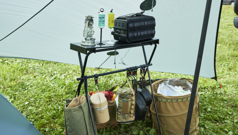 ミニマルワークスのハンガーラックには、キャンプギークスの天板を乗せ、吊るし収納だけでなくバッテリーなどの置き場としても活躍。